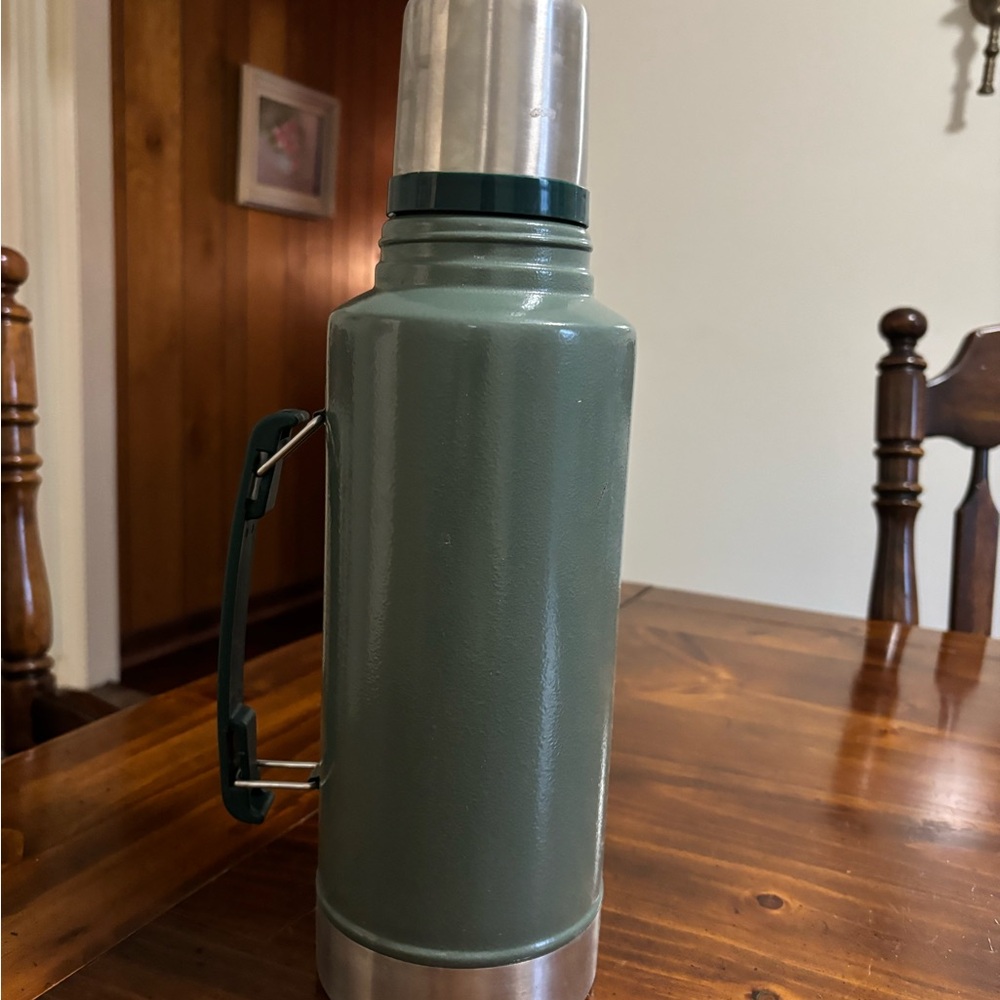 Stanley Classic Green Thermos - Picture 2 of 4